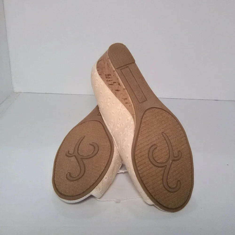 American Eagle Kids/Little Girls Wedge Heel Shoes Color Cream Size 10 1/…